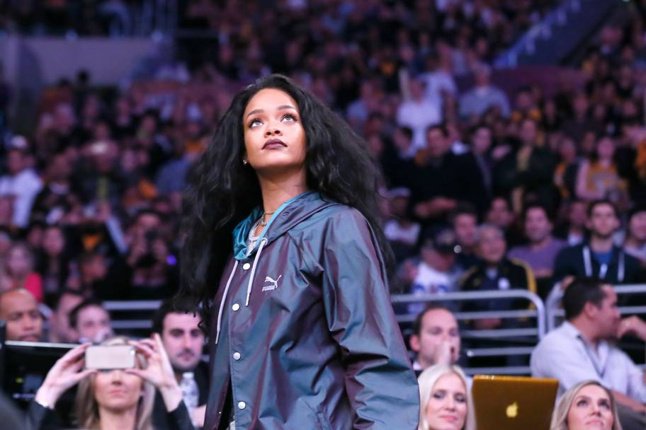 Rihanna in prima fila allo Staples Center di Los Angeles per assistere alla partita tra i Lakers e i Cleveland Cavaliers (Olycom)